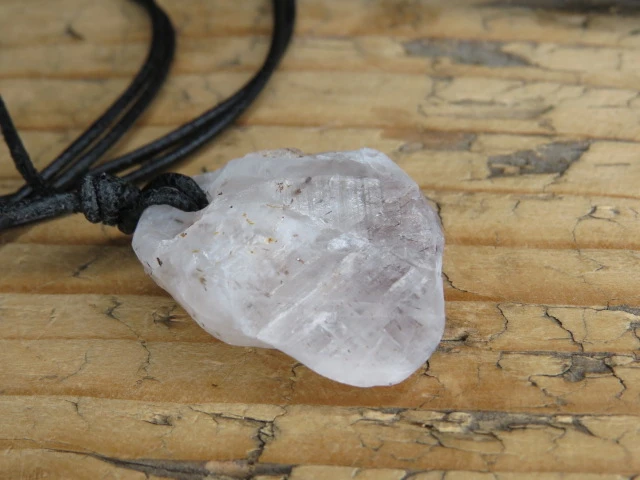 kwarc i goethyt - Suszyna Polska - wisior na rzemieniu