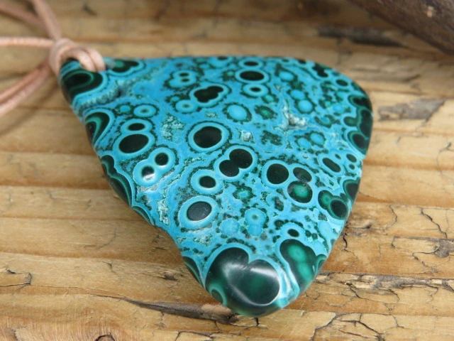 chryzokola i malachit * talizman na rzemieniu * spokój i rozwój duchowy