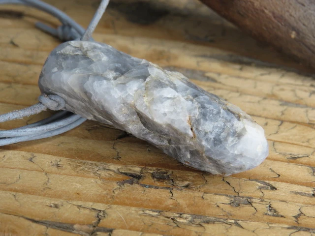 kwarc srebrzysty - Polska - amulet ochronny na rzemieniu