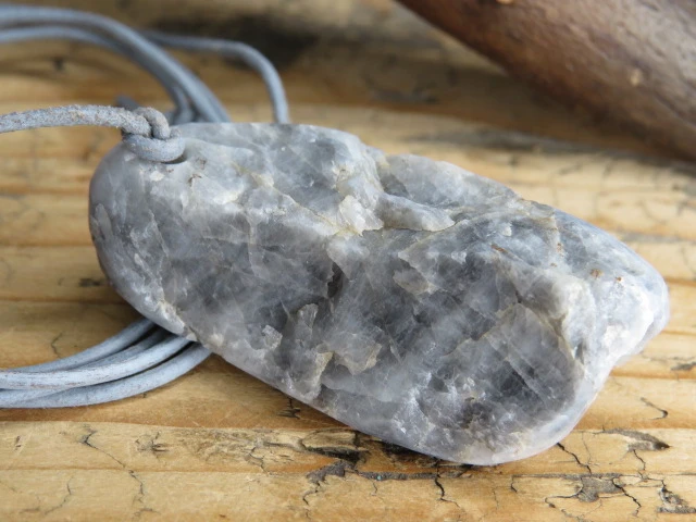 kwarc srebrzysty - Polska - amulet ochronny na rzemieniu