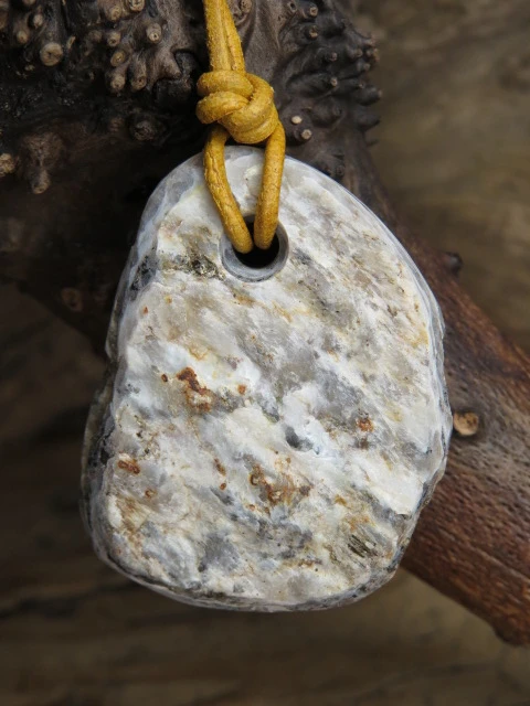 Sillimanit Góry Sowie – wisior na rzemieniu