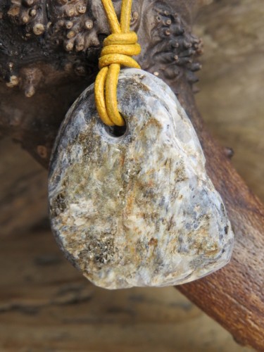 Sillimanit Góry Sowie – wisior na rzemieniu