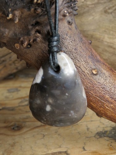 Krzemień wisior na rzemieniu – kamień naturalny