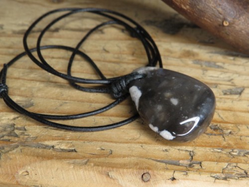Krzemień wisior na rzemieniu – kamień naturalny