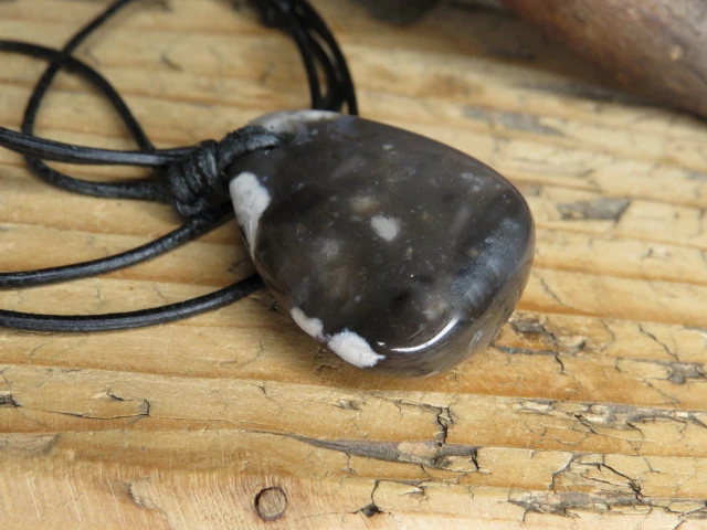 Krzemień wisior na rzemieniu – kamień naturalny