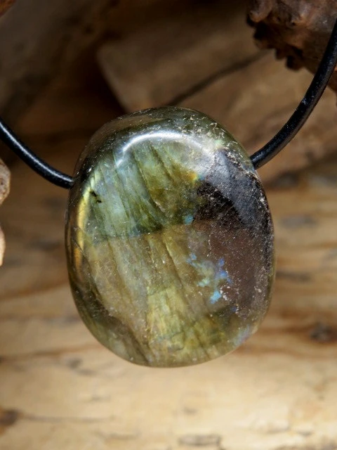 labradoryt - odwaga i świadomość - talizman na rzemieniu