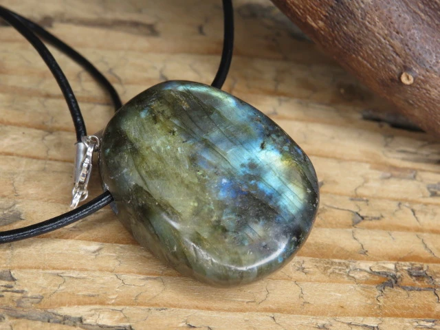 labradoryt - odwaga i świadomość - talizman na rzemieniu