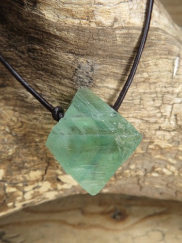 fluoryt zielony kryształ * talizman menadżerów i wspomagający naukę na rzemieniu