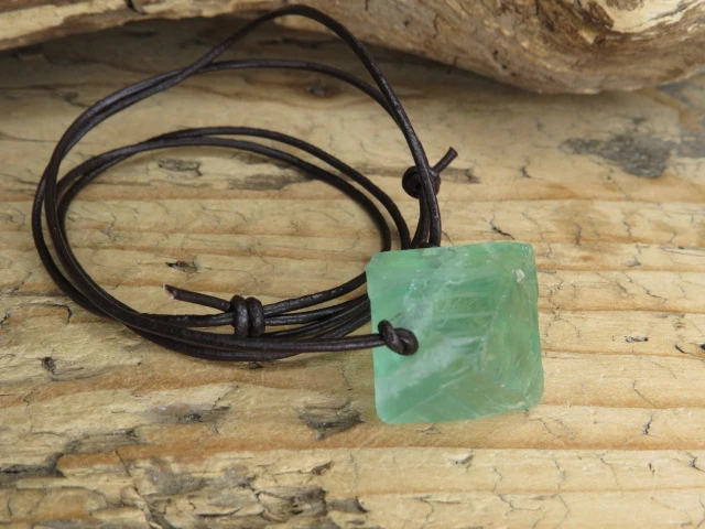 fluoryt zielony kryształ * talizman menadżerów i wspomagający naukę na rzemieniu