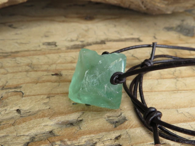 fluoryt zielony kryształ * talizman menadżerów i wspomagający naukę na rzemieniu