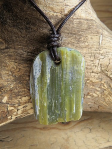 serpentyn - KAMIEŃ ENERGII WĘŻA - talizman na rzemieniu