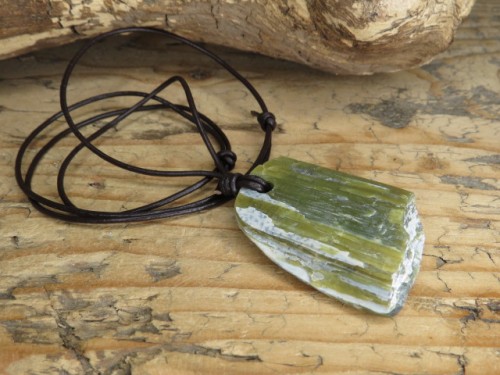 serpentyn - KAMIEŃ ENERGII WĘŻA - talizman na rzemieniu