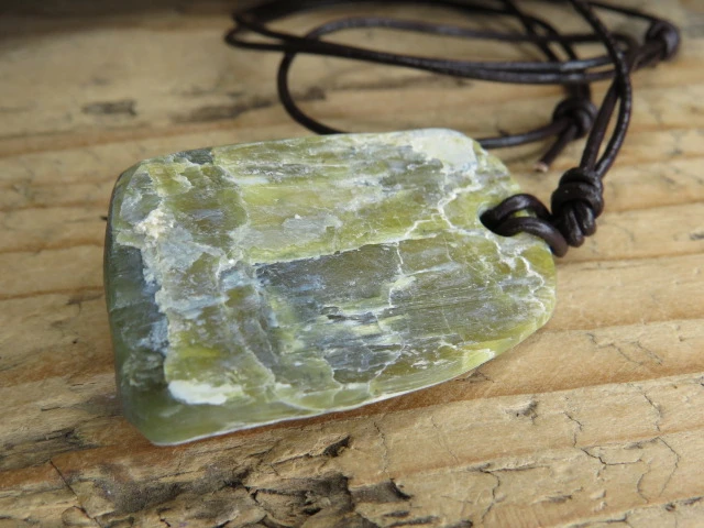 serpentyn - KAMIEŃ ENERGII WĘŻA - talizman na rzemieniu