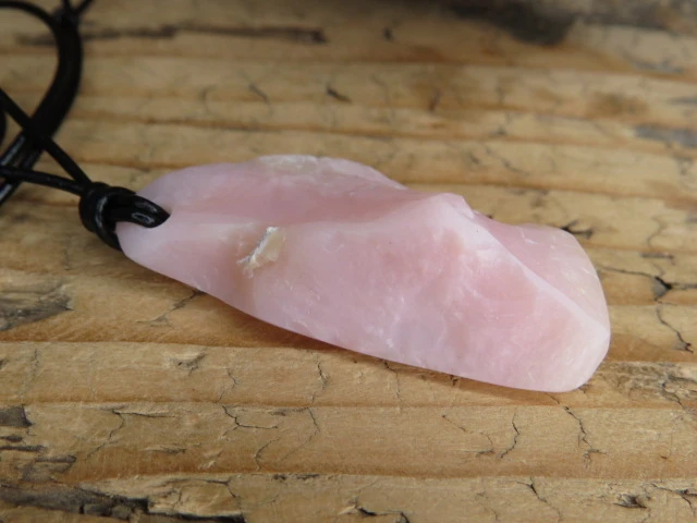 Opal różowy Peru talizman na rzemieniu