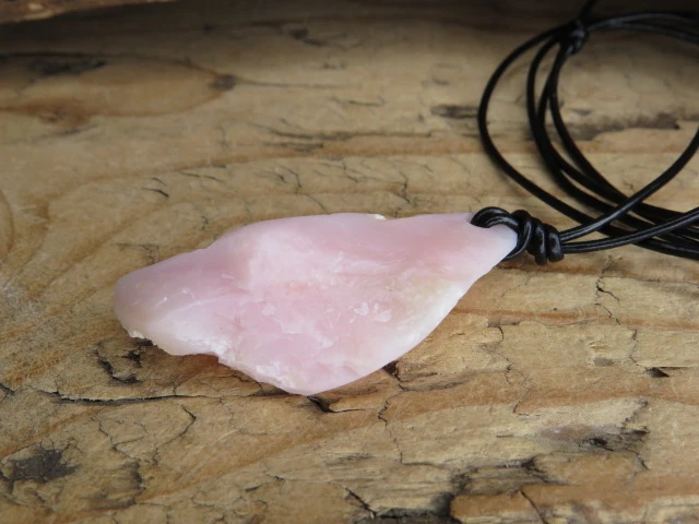 Opal różowy Peru talizman na rzemieniu