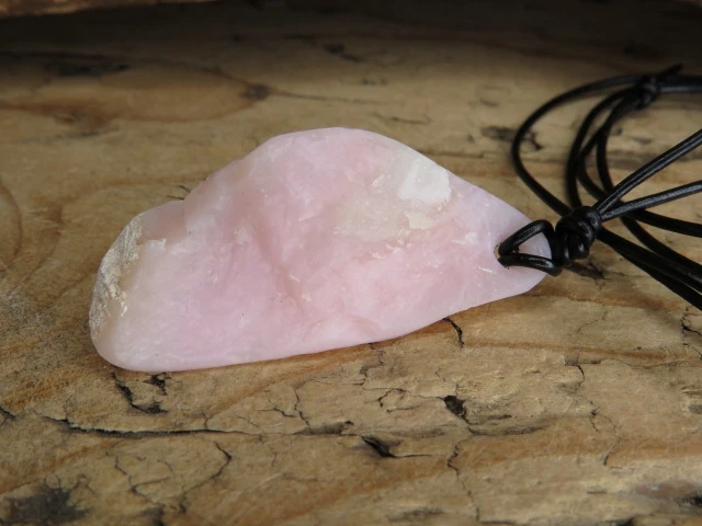 Opal różowy Peru talizman na rzemieniu