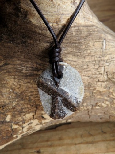 Staurolit kamień krzyżowy – wisior na rzemieniu