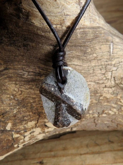 Staurolit kamień krzyżowy – wisior na rzemieniu