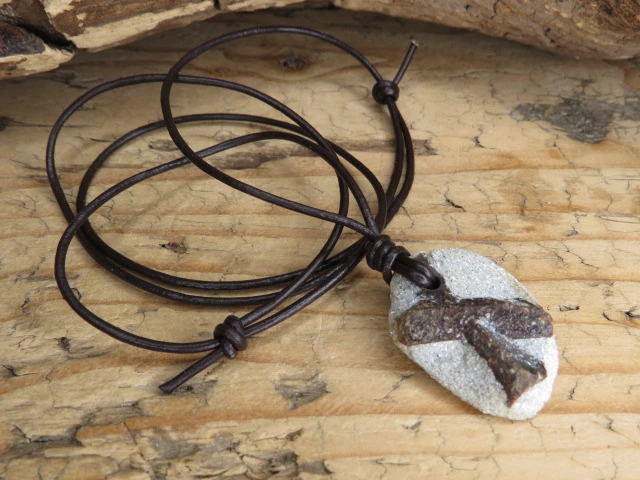 Staurolit kamień krzyżowy – wisior na rzemieniu