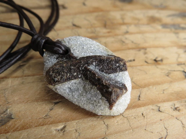 Staurolit kamień krzyżowy – wisior na rzemieniu