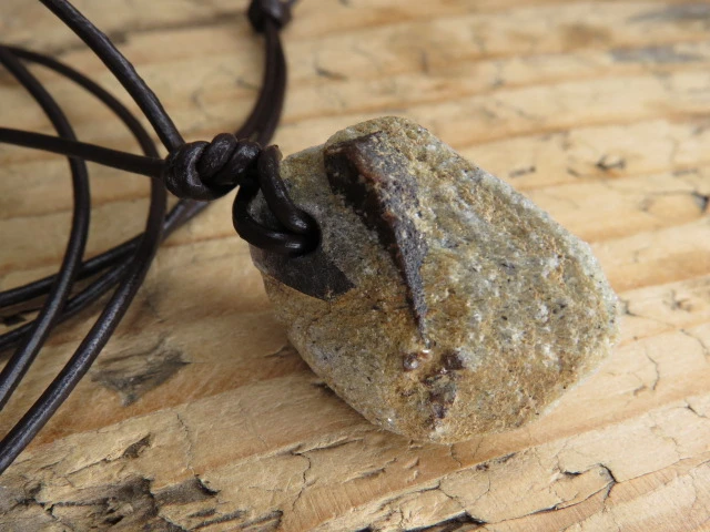 Staurolit kamień krzyżowy – wisior na rzemieniu