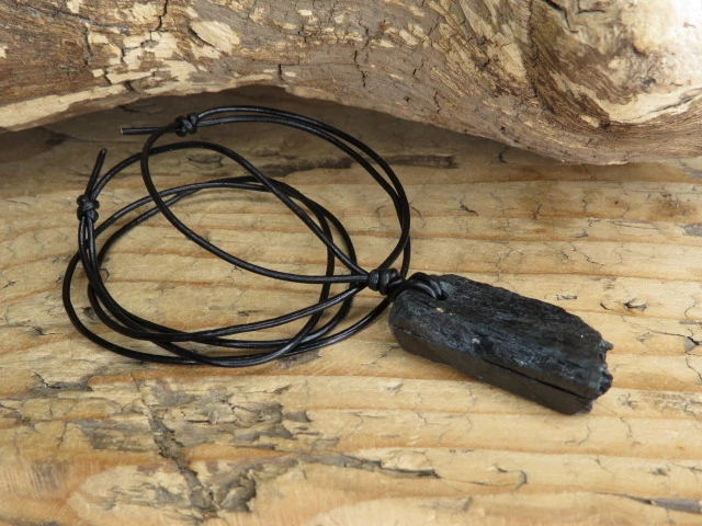 Egiryn kryształ – wisior na rzemieniu