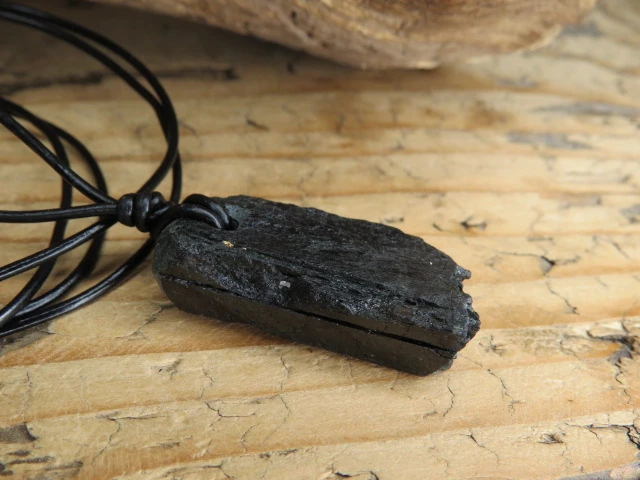 Egiryn kryształ – wisior na rzemieniu