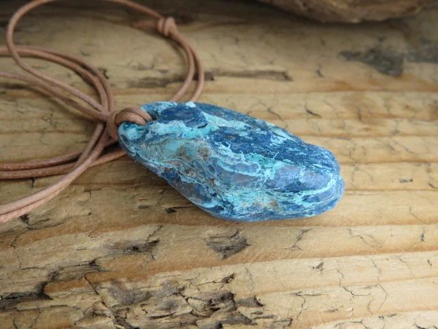 Kwarc z chryzokolą USA – wisior na rzemieniu