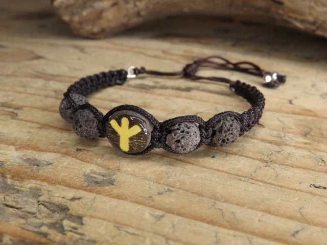 Bransoletka ochronna z lawy wulkanicznej z runą algiz