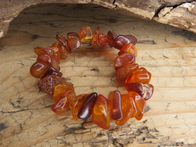 Bransoletka z naturalnego bursztynu bałtyckiego - bursztyn koniakowy