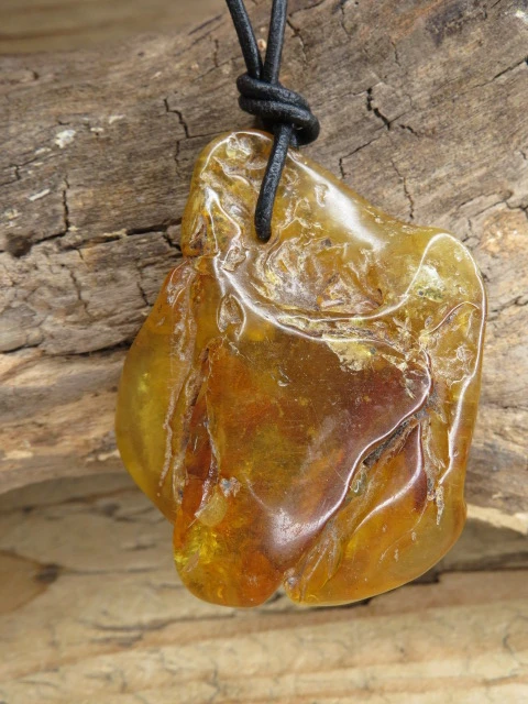 Bursztyn bałtycki - wisior na rzemieniu