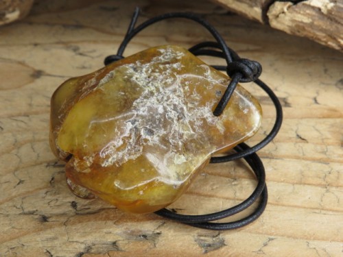 Bursztyn bałtycki - wisior na rzemieniu
