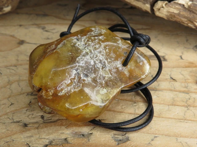 Bursztyn bałtycki - wisior na rzemieniu