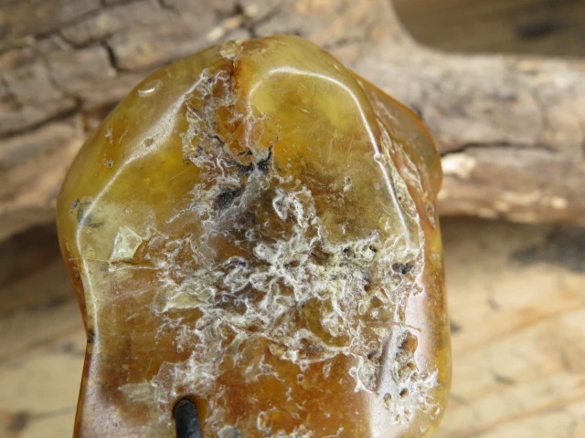 Bursztyn bałtycki - wisior na rzemieniu