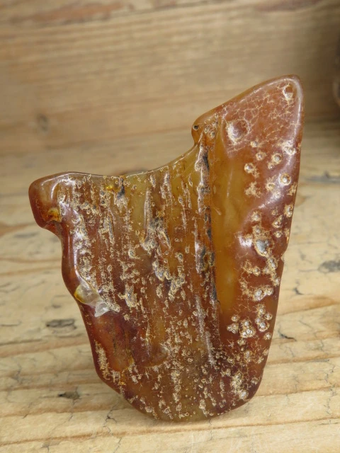 Bursztyn bałtycki – okaz kolekcjonerski fluorescencja UV