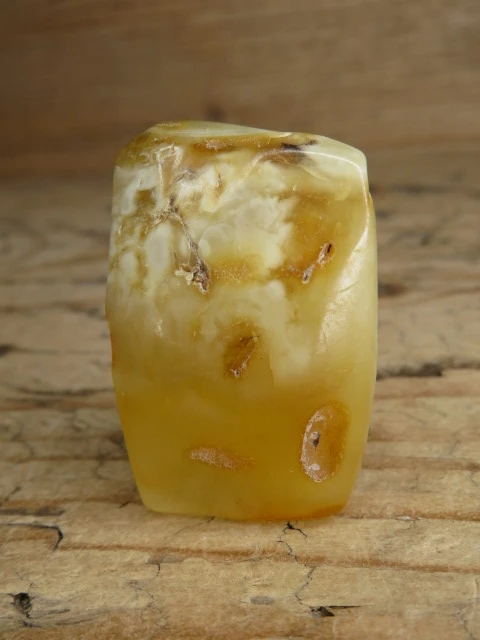 Bursztyn bałtycki 13,6g – okaz kolekcjonerski