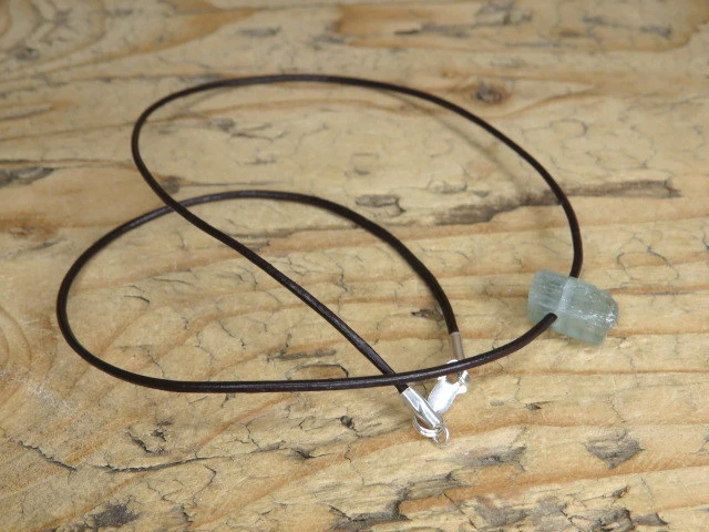 apatyt - talizman dobrego samopoczucia na rzemieniu