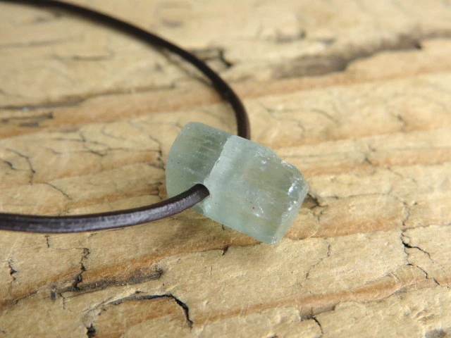 apatyt - talizman dobrego samopoczucia na rzemieniu