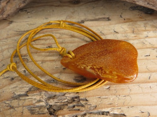 Bursztyn bałtycki - wisior na rzemieniu