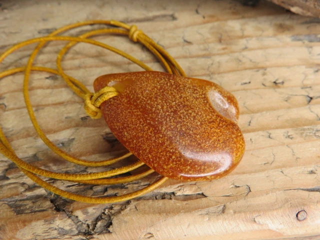 Bursztyn bałtycki - wisior na rzemieniu
