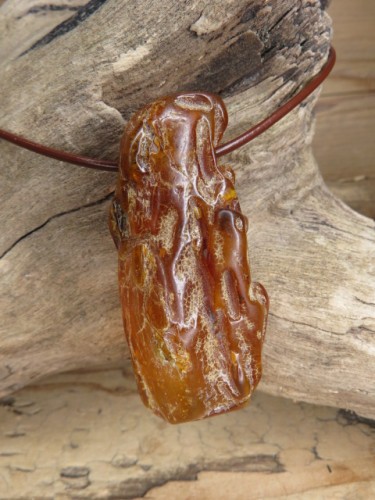 Okazały wisior z bursztynu na rzemieniu