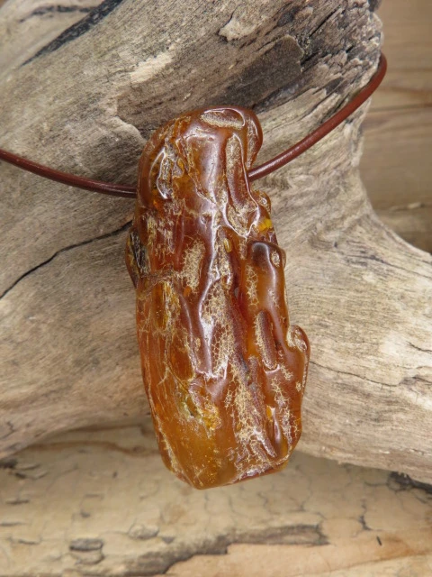 Okazały wisior z bursztynu na rzemieniu