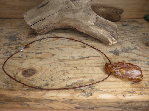 Okazały wisior z bursztynu na rzemieniu