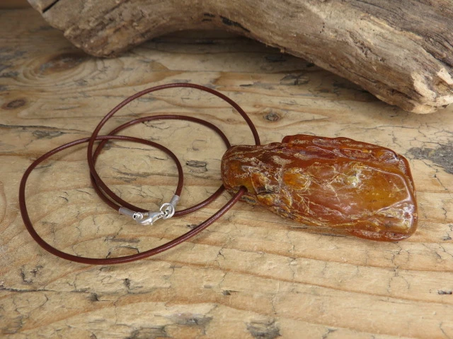 Okazały wisior z bursztynu na rzemieniu