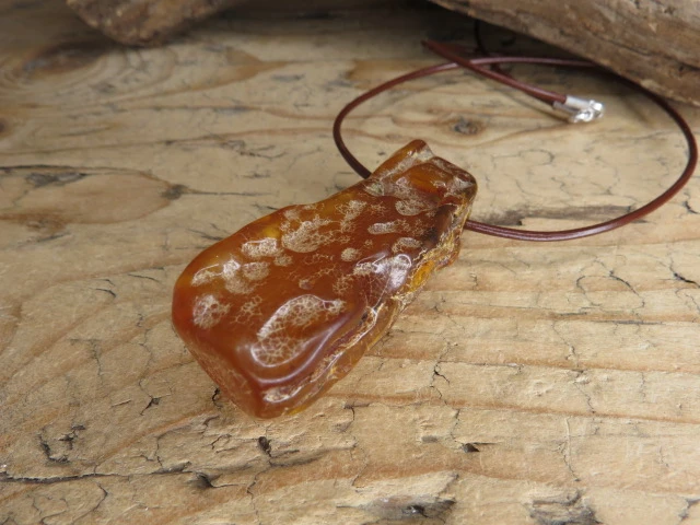 Okazały wisior z bursztynu na rzemieniu