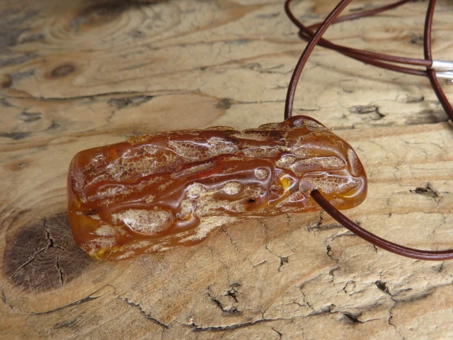 Okazały wisior z bursztynu na rzemieniu