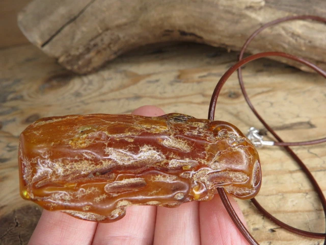 Okazały wisior z bursztynu na rzemieniu