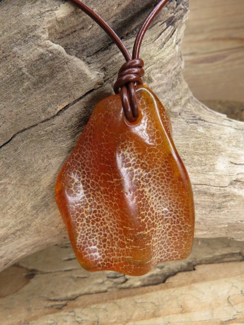 Bursztyn bałtycki - wisior na rzemieniu