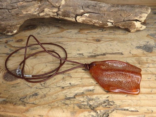Bursztyn bałtycki - wisior na rzemieniu