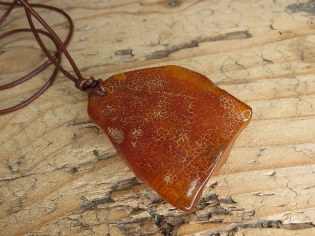 Bursztyn bałtycki - wisior na rzemieniu